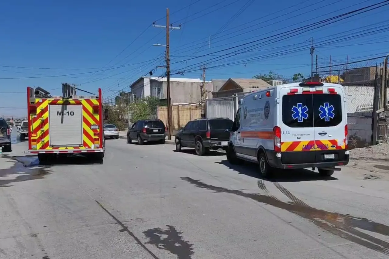 Queda pareja con quemaduras en incendio de casa