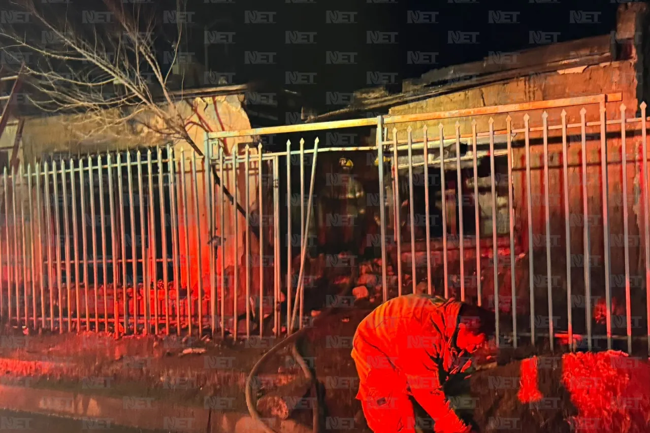 Evitan bomberos que incendio se extendiera a gasolinera