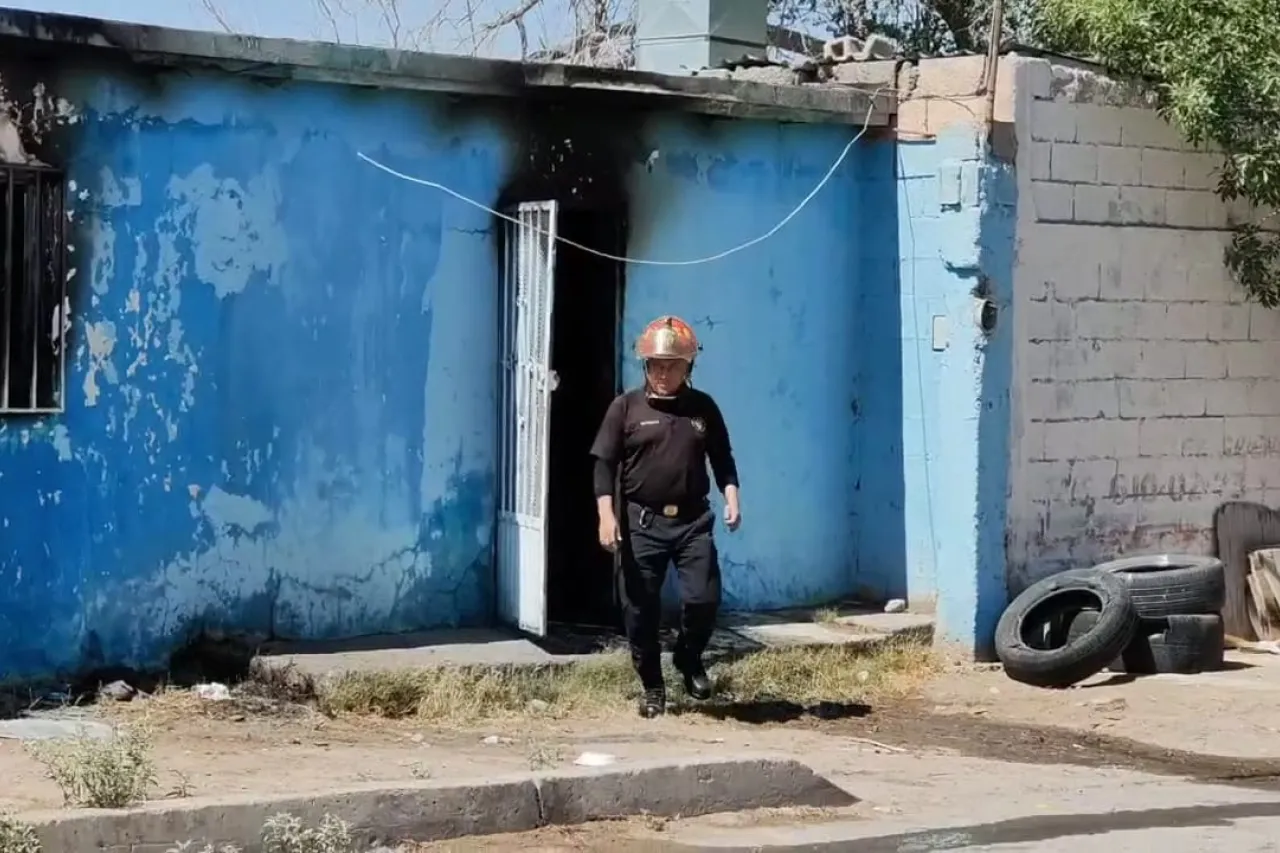 Queda pareja con quemaduras en incendio de casa