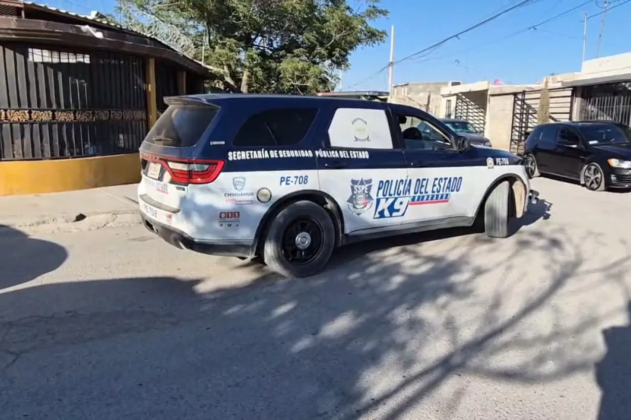 Agentes persiguen a sujetos en los techos de Juárez