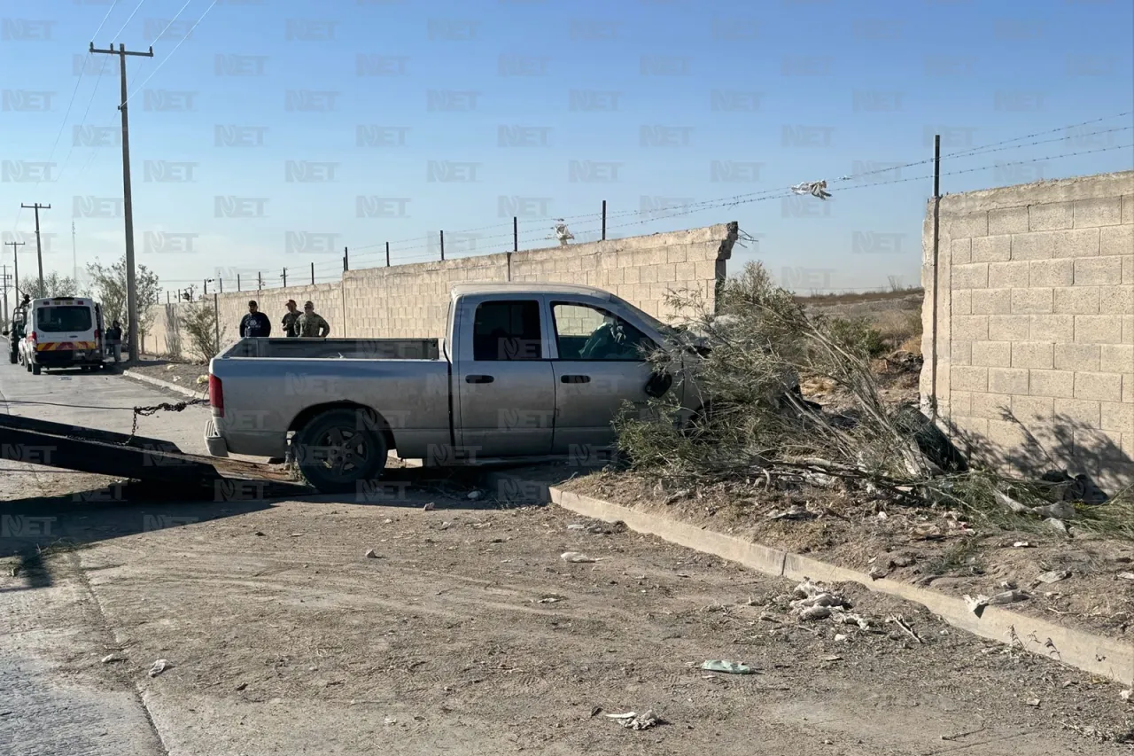 Pierde el control y choca contra barda militar en Barranco Azul