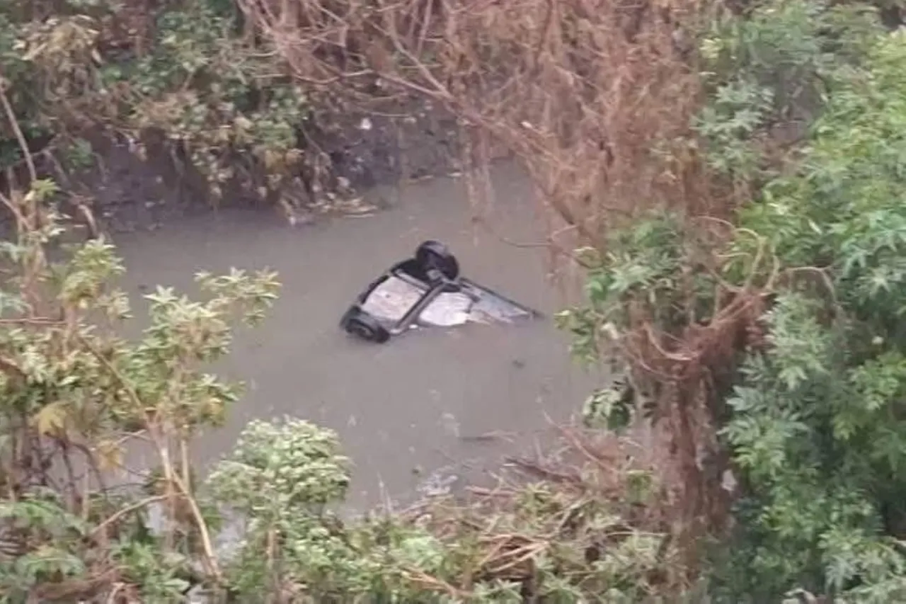 Mueren 5 estudiantes universitarios al volcar en auto hacia canal