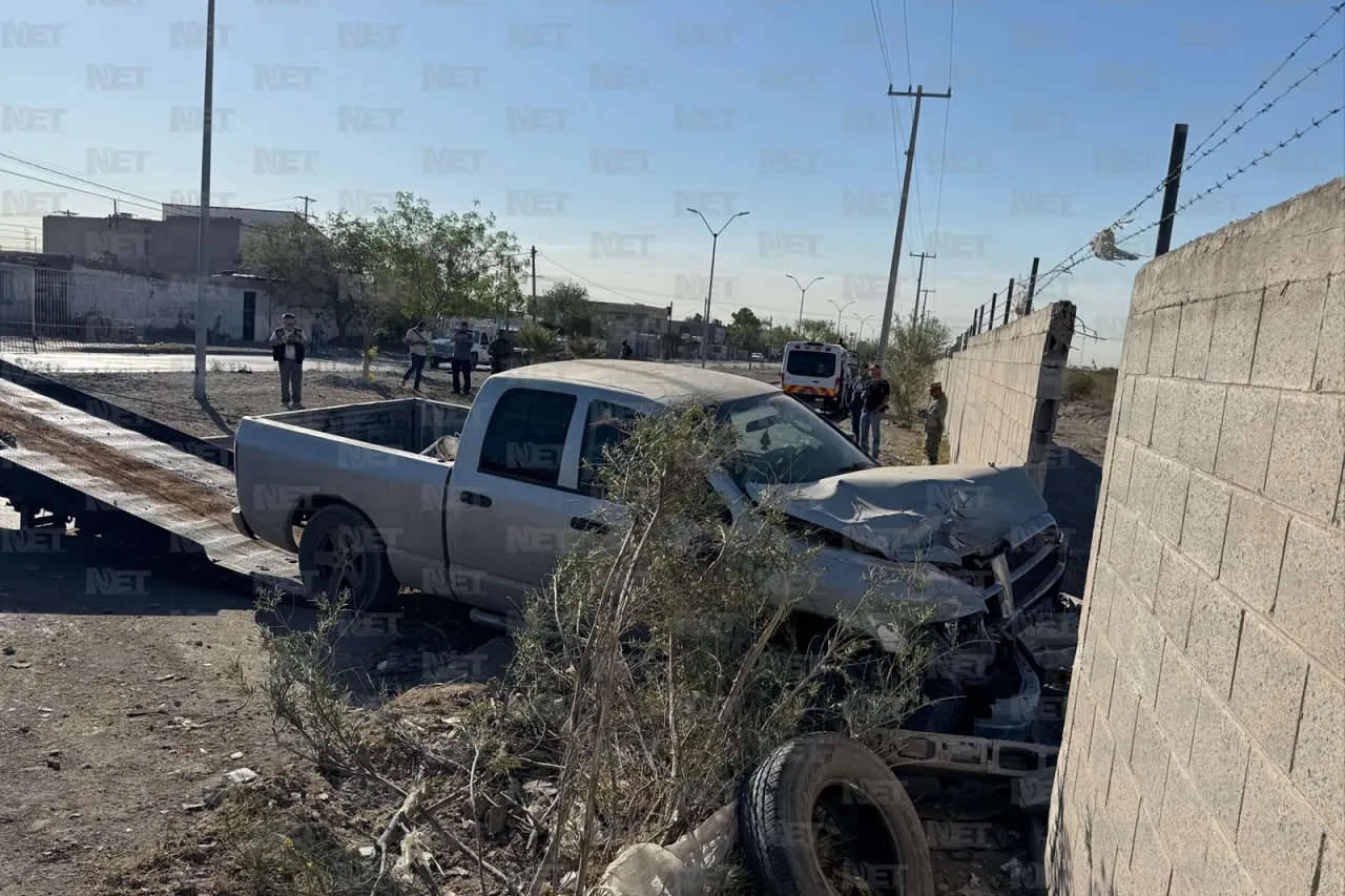 Pierde el control y choca contra barda militar en Barranco Azul