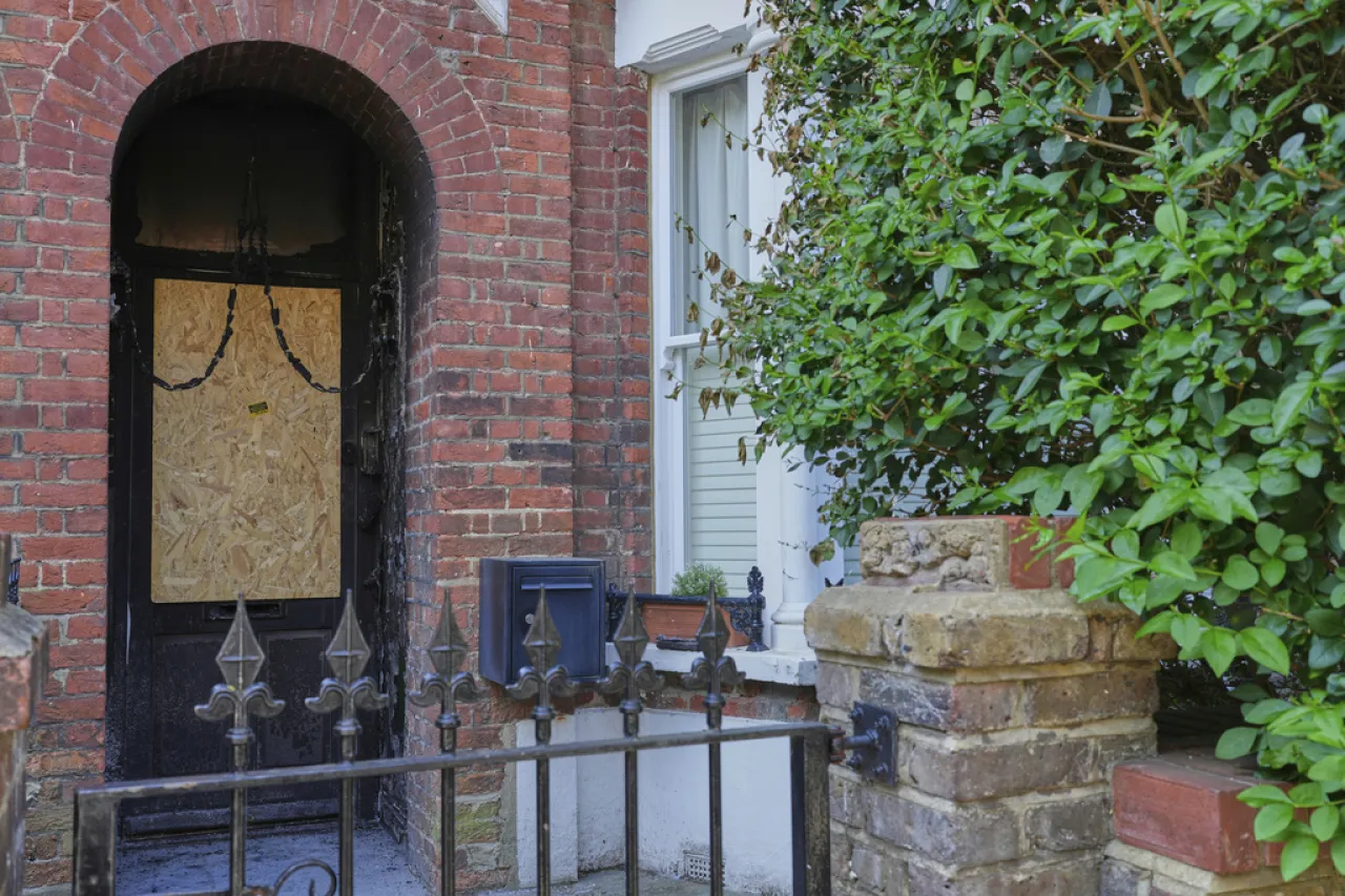Acusan a 3er hombre por incendios en propiedades del primer ministro británico
