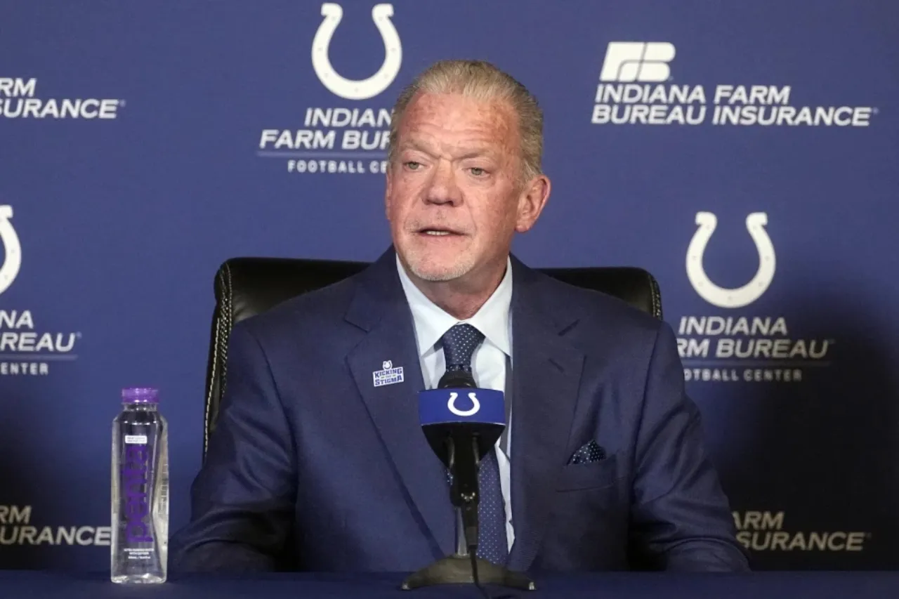 Jim Irsay, dueño melómano de los Colts, muere a los 65 años