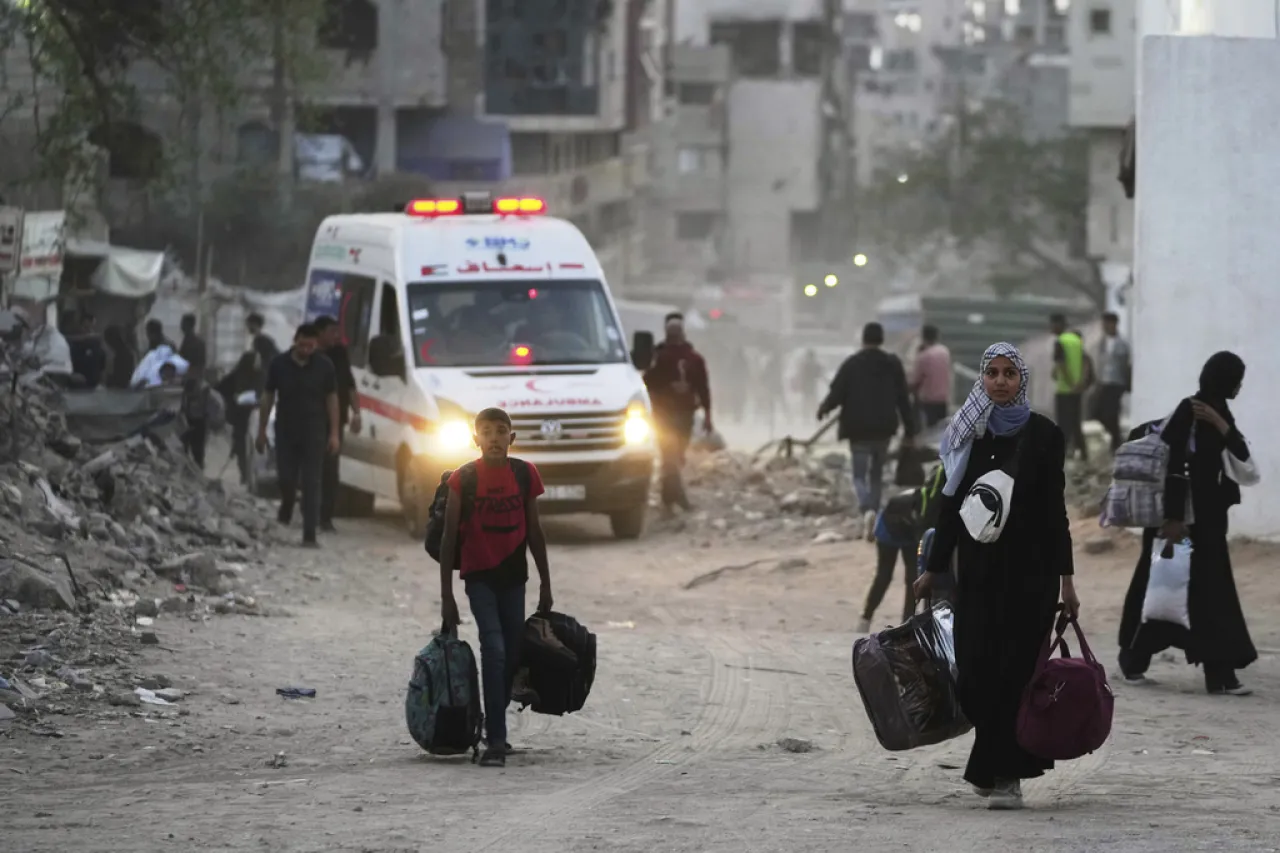 Fuerzas israelíes rodean 2 de los últimos hospitales operativos en Gaza
