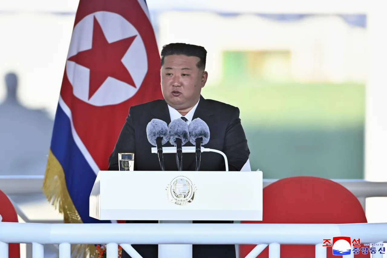 Norcorea: Nuevo buque de guerra dañado en ceremonia con Kim Jong Un