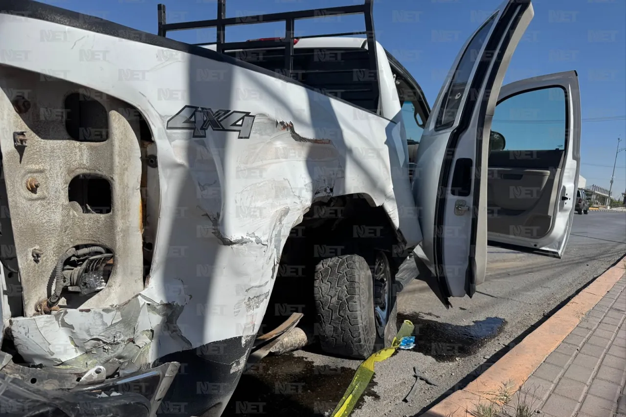 Pierde el control de su camioneta y choca contra poste en el Eje Vial