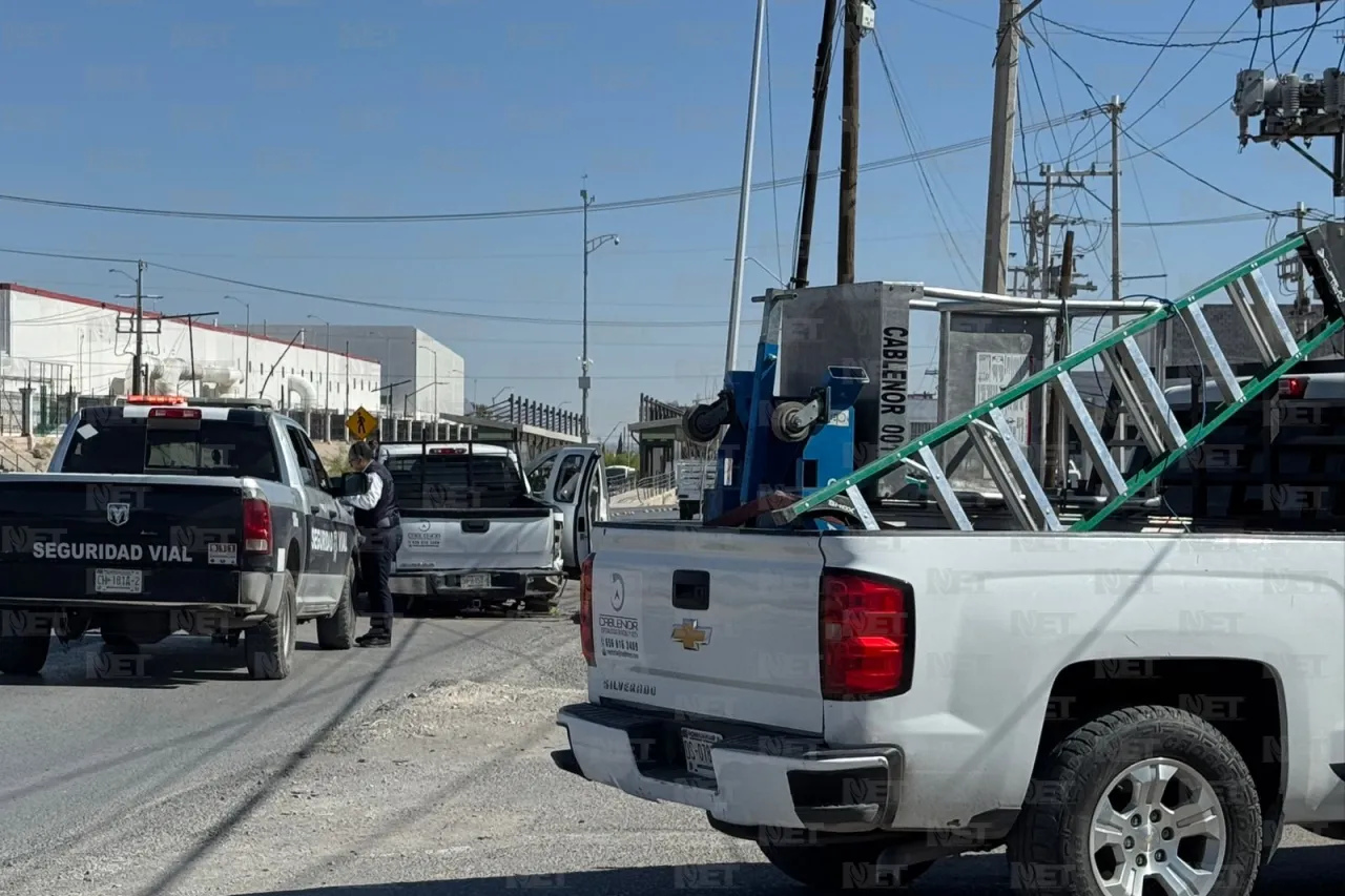 Pierde el control de su camioneta y choca contra poste en el Eje Vial