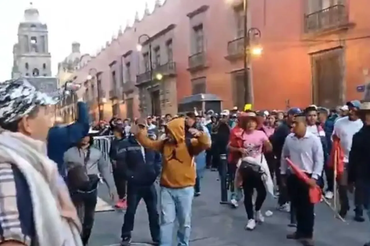 Bloquea CNTE Palacio Nacional; reporteros no pueden entrar
