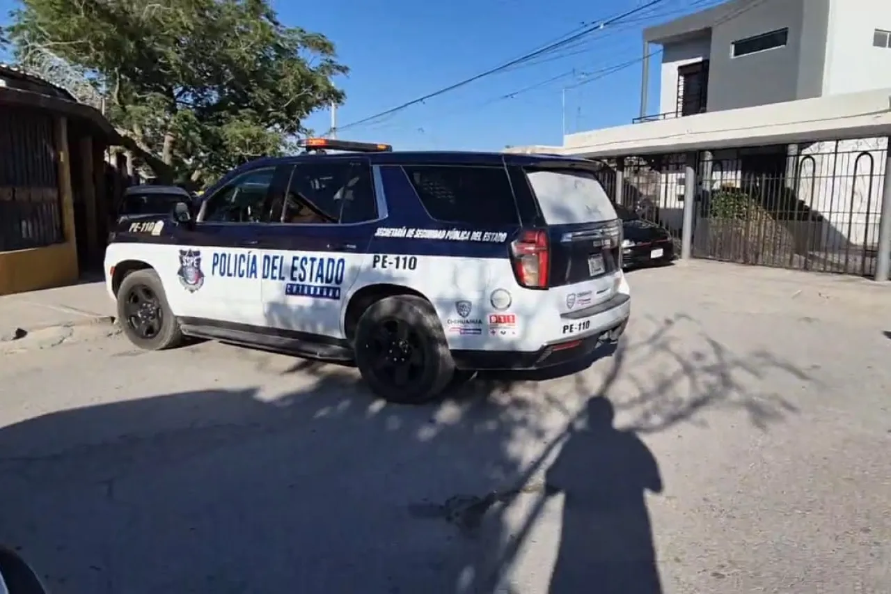 Agentes persiguen a sujetos en los techos de Juárez
