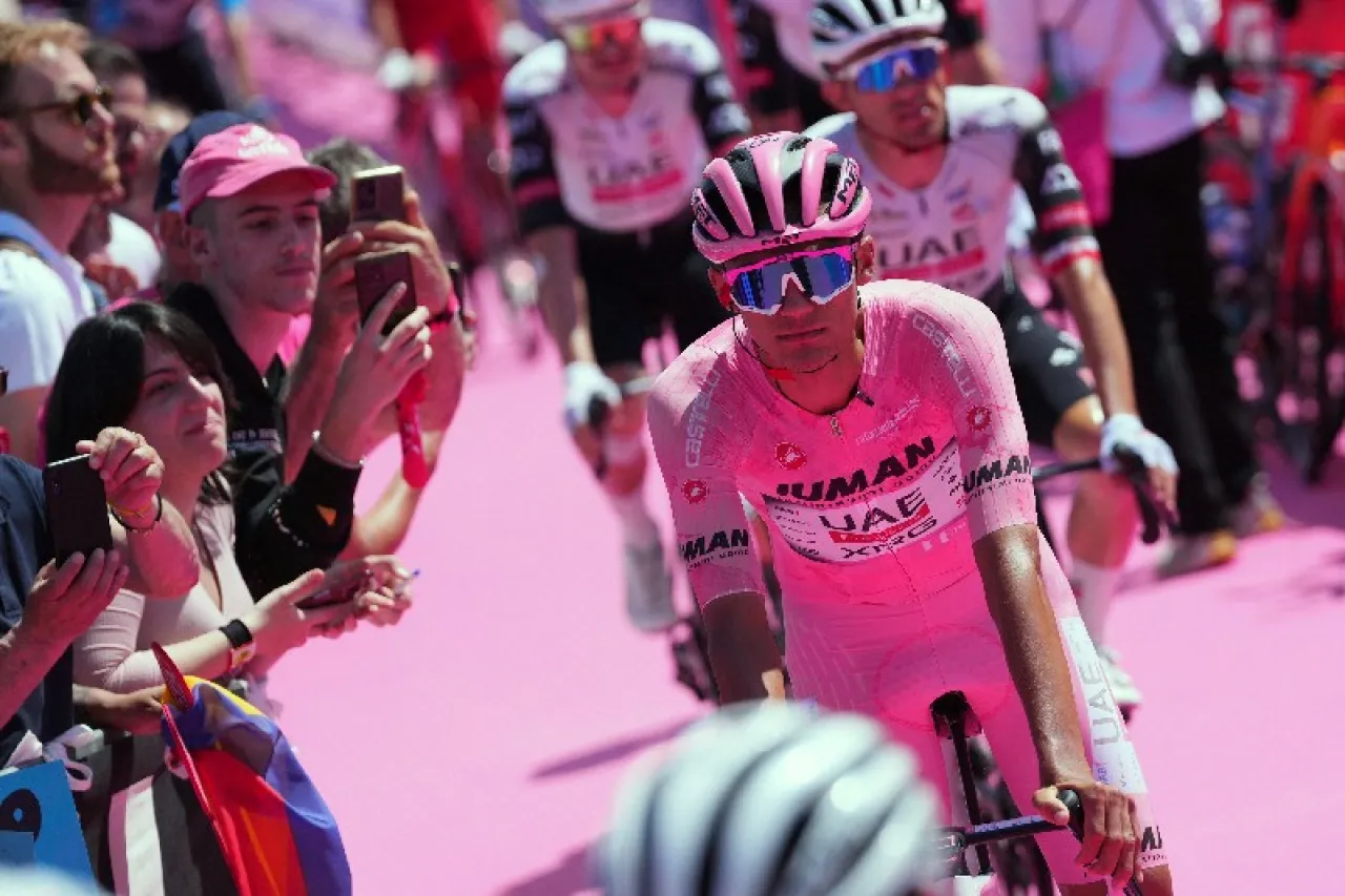 Giro D'Italia: Isaac del Toro amplía ventaja en la general, Carapaz gana etapa