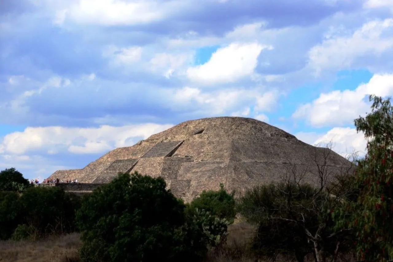 Permite INAH de nueva cuenta el ascenso a la Pirámide de la Luna en Teotihuacan