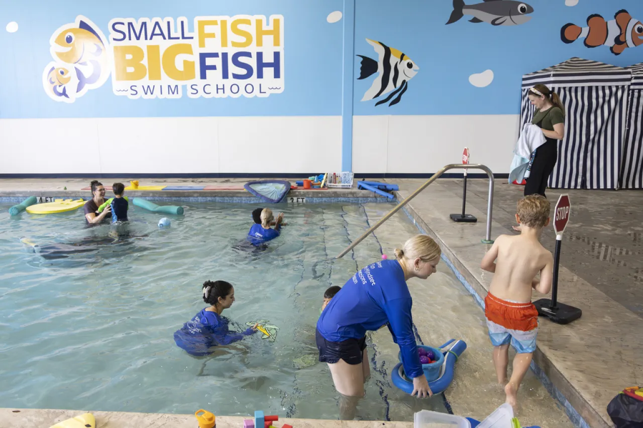Clases de natación pueden salvar la vida de niños en el espectro autista