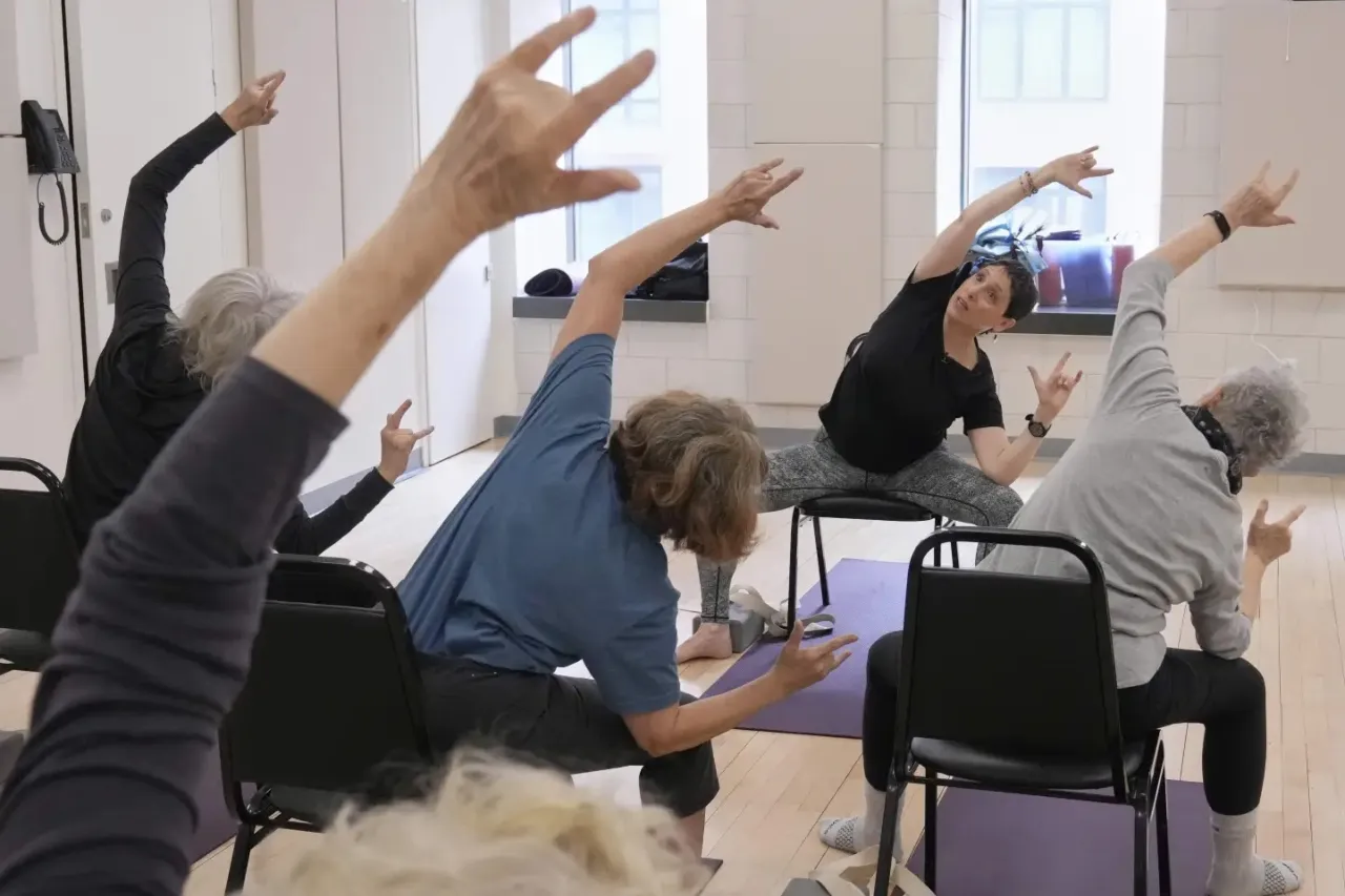 El yoga en silla tiene mucho que ofrecer a personas de todas las edades