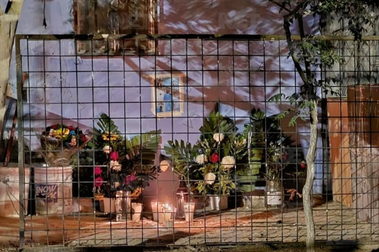 Conmoción por llegada de cuerpo en ataúd de cartón tras fatal caída de ruta