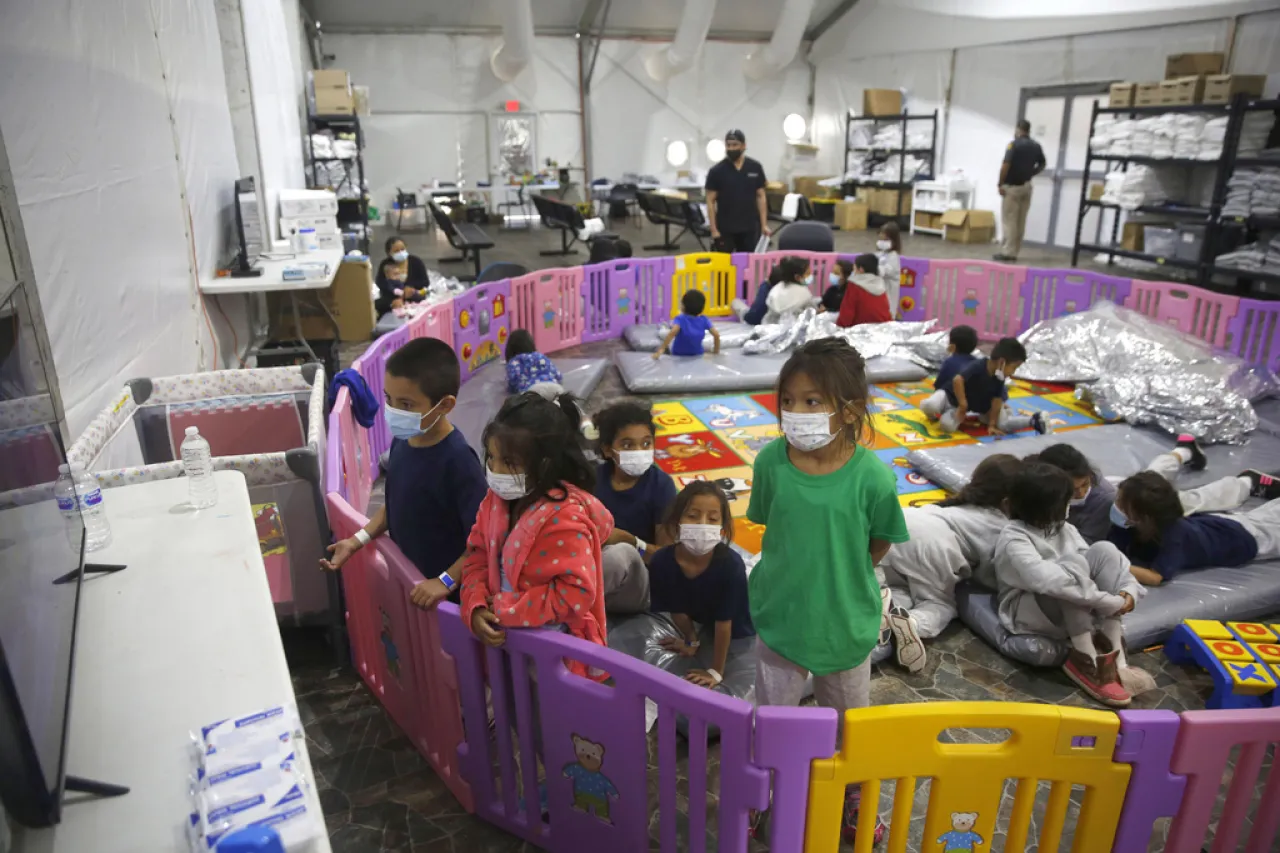 Busca EU eliminar protecciones para niños migrantes bajo su custodia