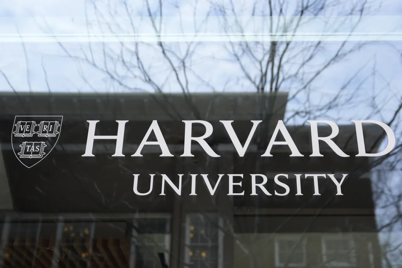 Administración Trump prohíbe a Harvard inscribir estudiantes extranjeros