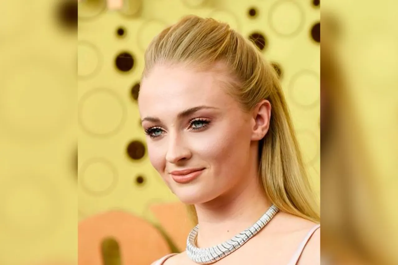 Presume Sophie Turner su espectacular cambio físico
