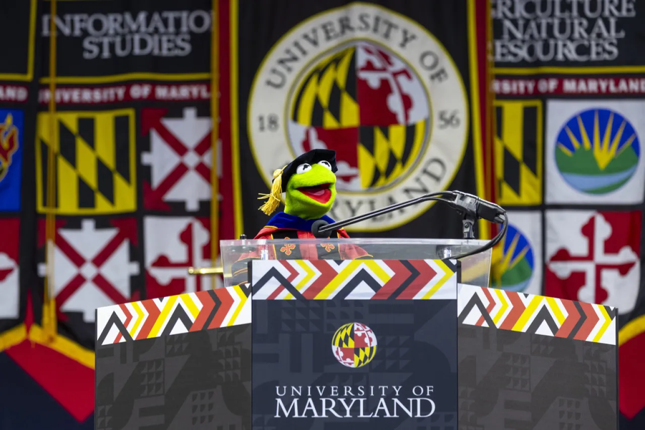 'Saltemos juntos' pide la Rana René en graduación en la Universidad de Maryland