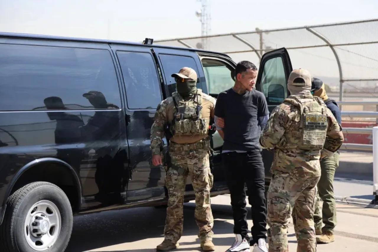 Entregan a México a fugitivo buscado por posesión de armas y drogas