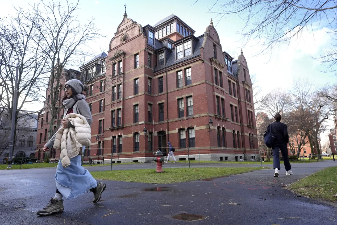 Jueza bloquea veto a estudiantes extranjeros en Harvard