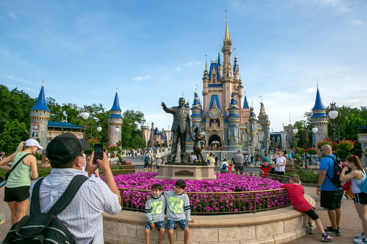 Suspenden a trabajadores venezolanos de Disney tras perder estatus de protección