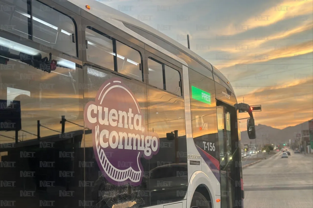 Invade carril confinado, choca a Juárez Bus y huye