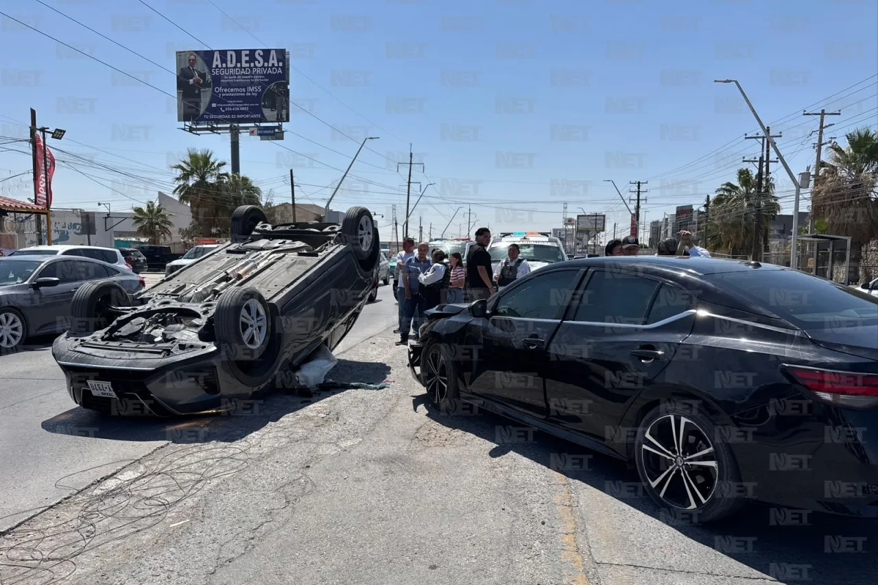 Vuelca camioneta tras choque en Gómez Morín