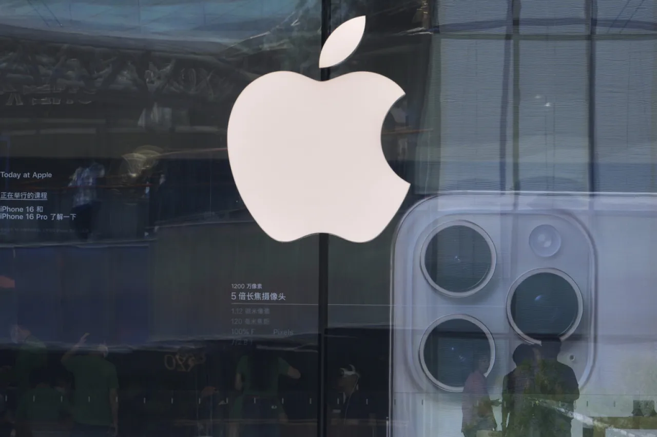Amenaza Trump con aranceles del 25 % a Apple si sus iPhone no se hacen en EU
