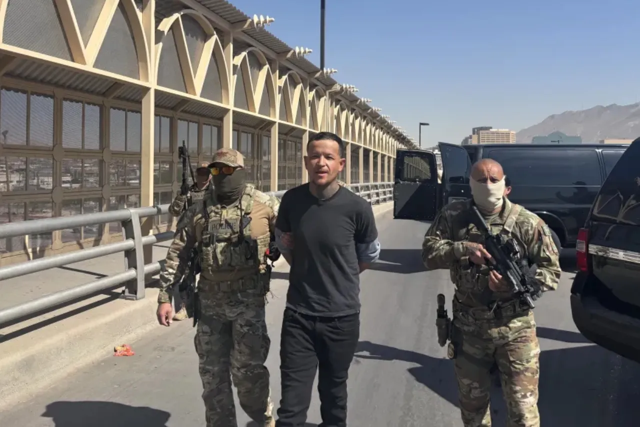 Entregan a México a fugitivo buscado por posesión de armas y drogas