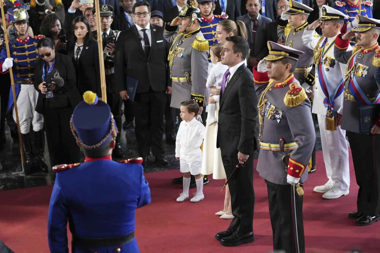 Noboa juramenta para un segundo mandato en Ecuador