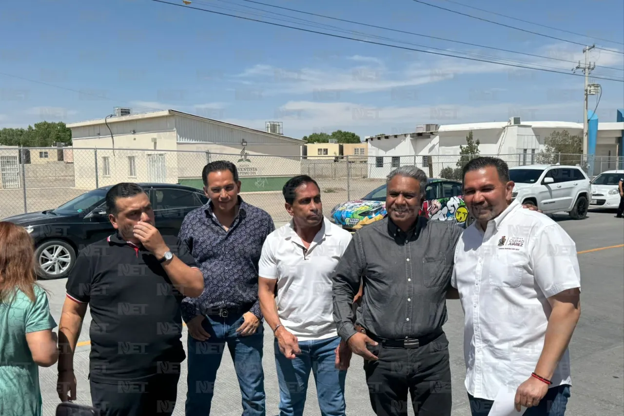 Entrega alcalde pavimentación de la calle Camino San Carlos