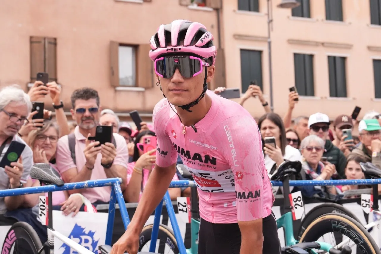 Giro D'Italia: Isaac Del Toro extiende ventaja a más de un minuto