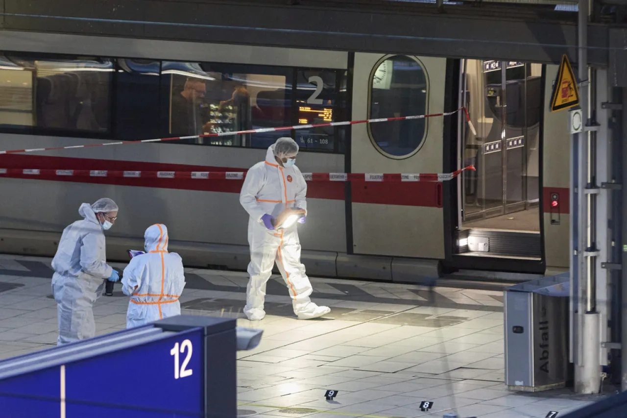 Reportan fuera de peligro a víctimas de apuñalamiento en tren en Alemania
