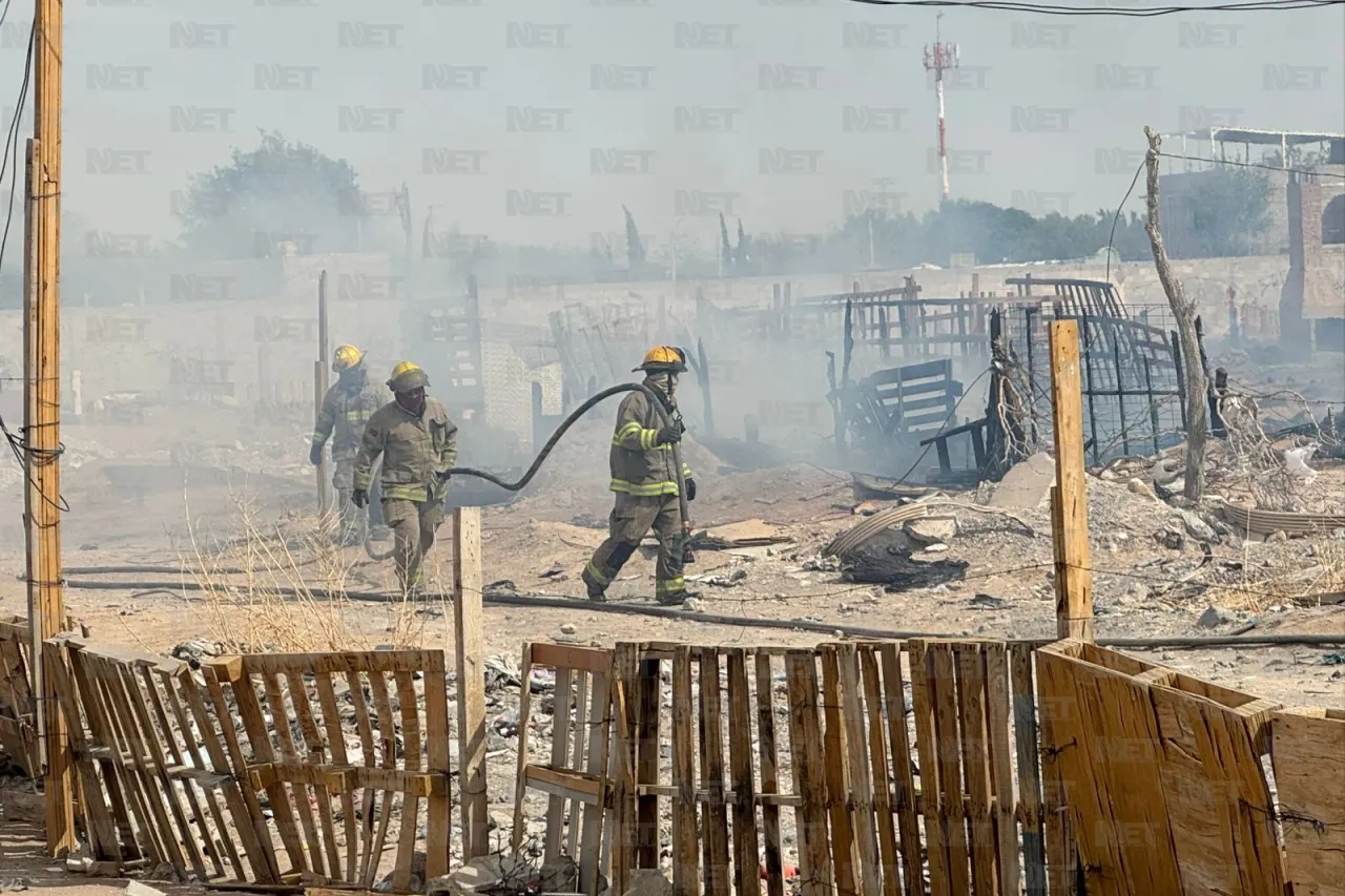 Arden casas de palets en asentamiento irregular