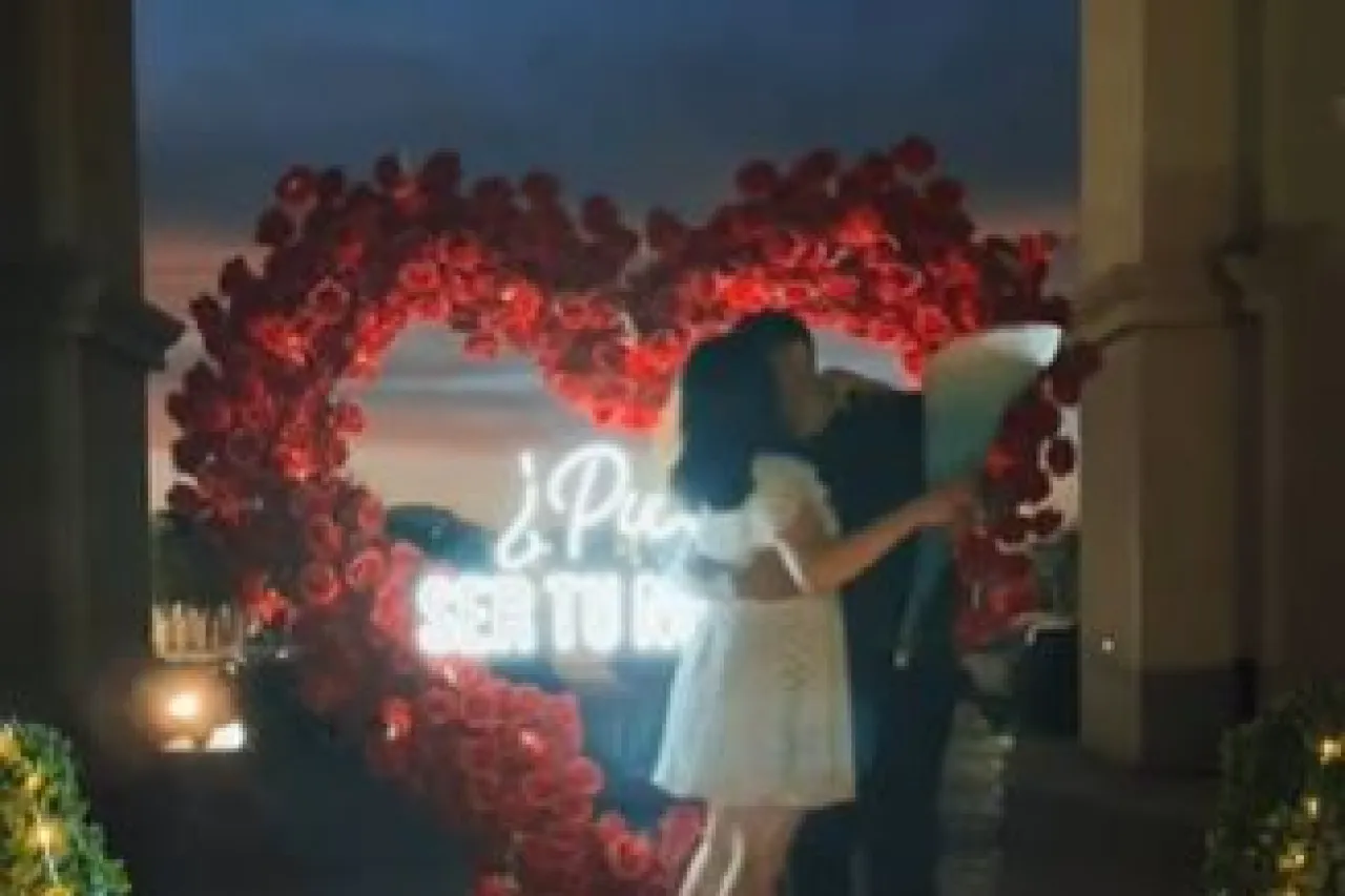 Video: Romántica pedida de noviazgo en Campos Elíseos se vuelve viral