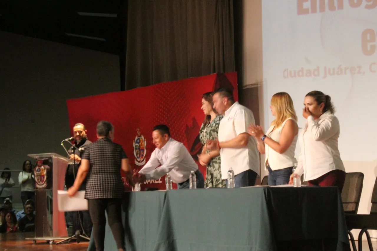 Dan certeza jurídica sobre su vivienda a 415 familias
