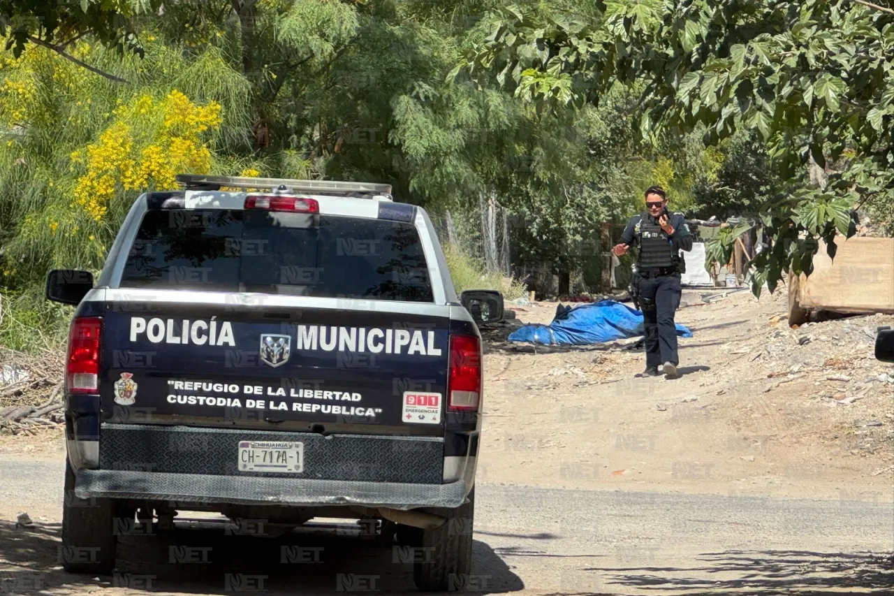 Hallan 2 cuerpos envueltos en lonas cerca de acequia en la Partido Romero