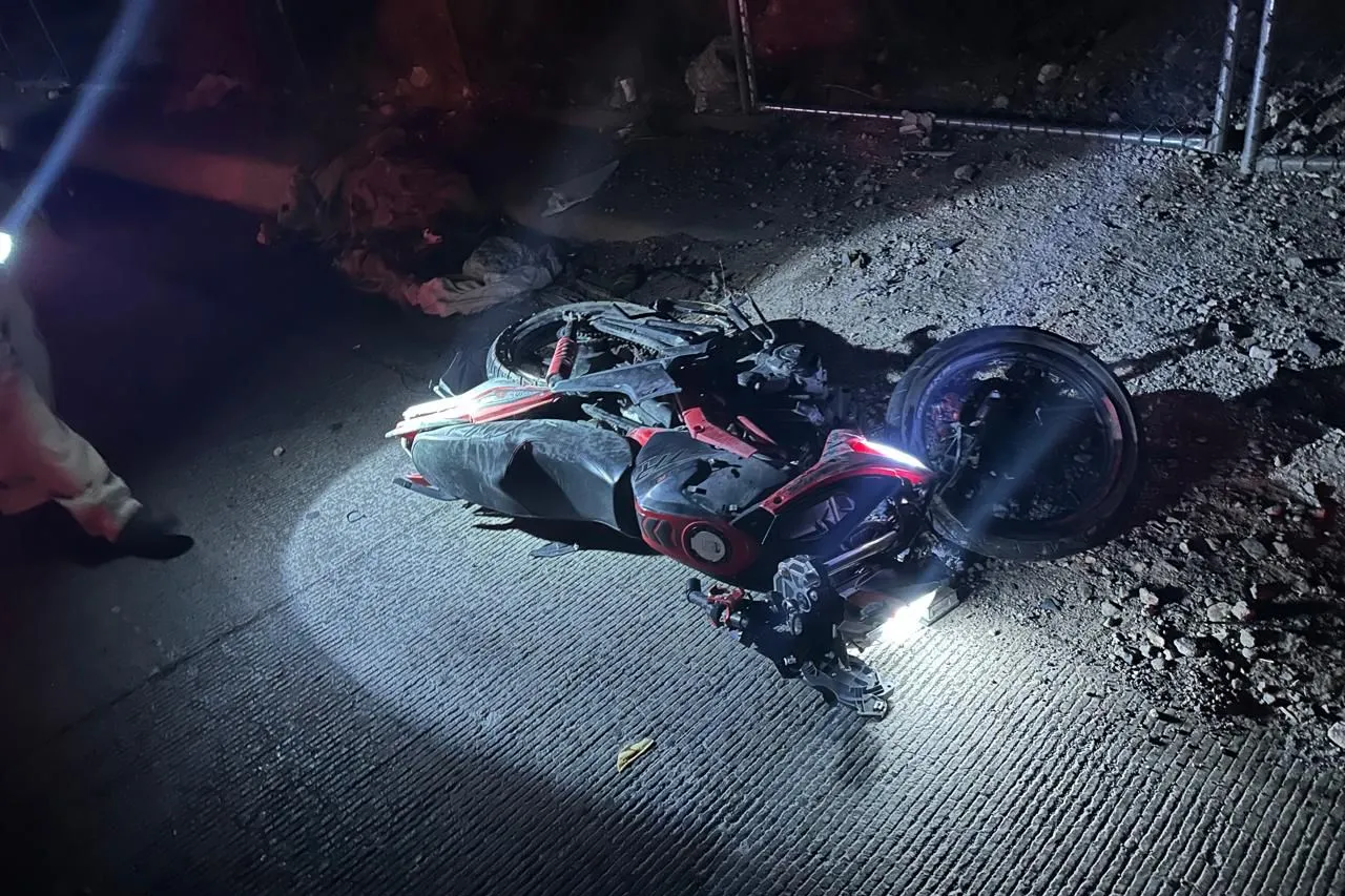 Muere 'biker' al estrellarse contra poste en el Camino Real