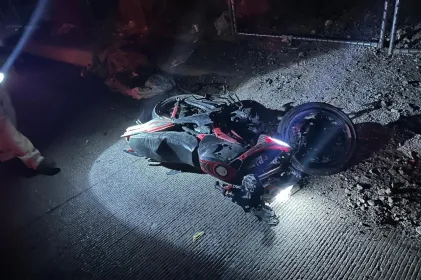 Muere 'biker' al estrellarse contra poste en el Camino Real