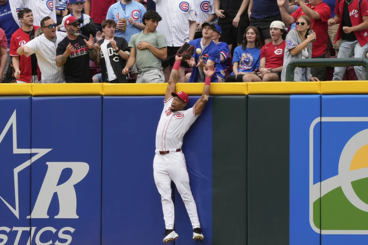 Suzuki y McGuire impulsan a los Cachorros a victoria sobre Rojos