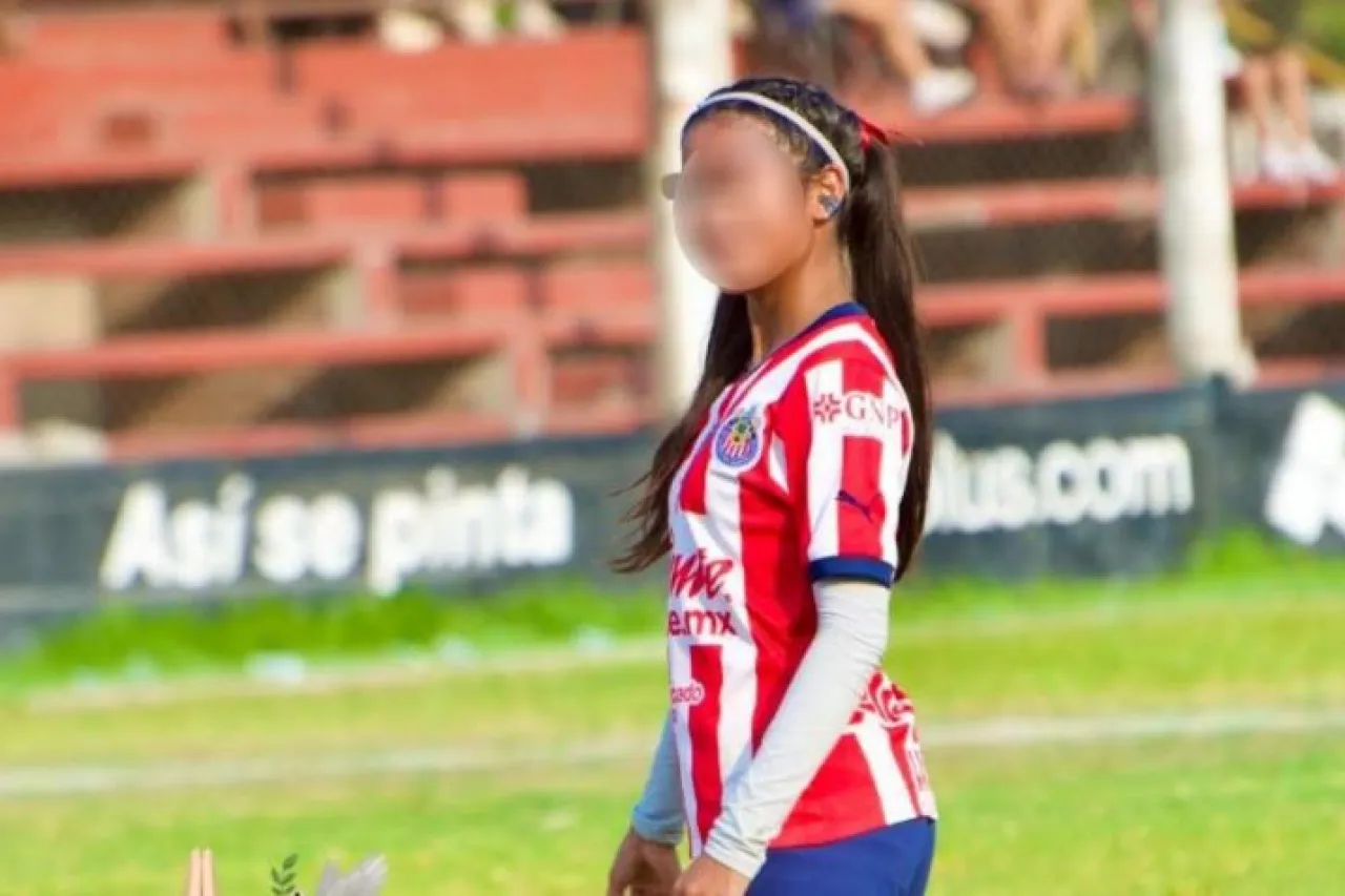 Jugadora de Chivas se desvanece en el campo y muere