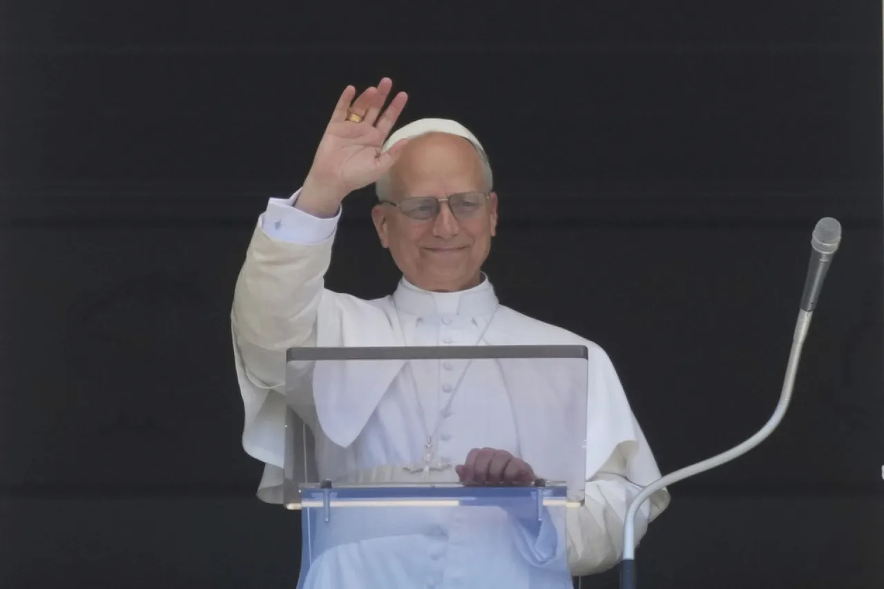León reza para que los católicos chinos estén en comunión con Roma