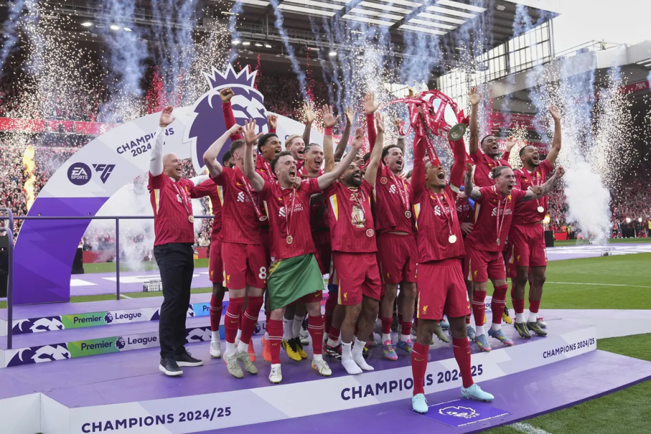 Jugadores del Liverpool levantan trofeo de Liga Premier frente a Klopp