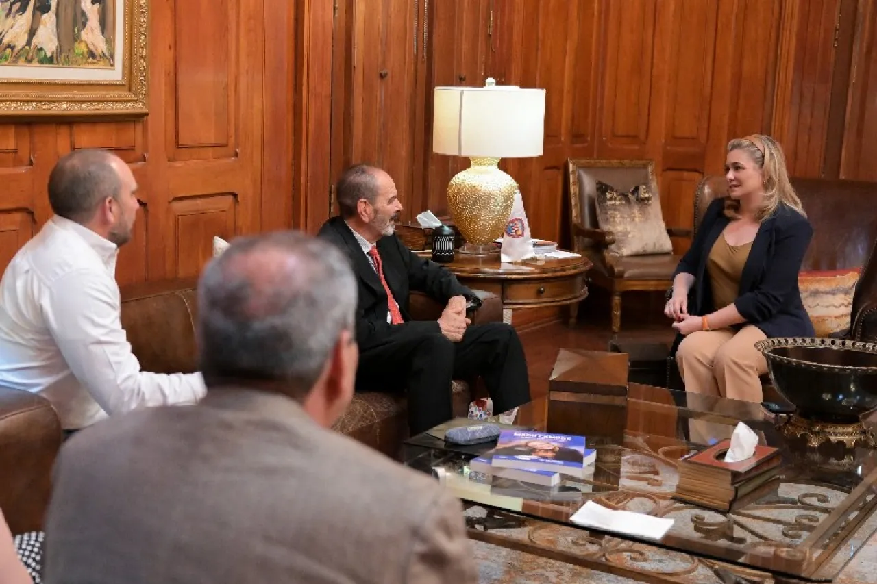Maru Campos recibe al científico nuclear chihuahuense Luis Carlos Longoria