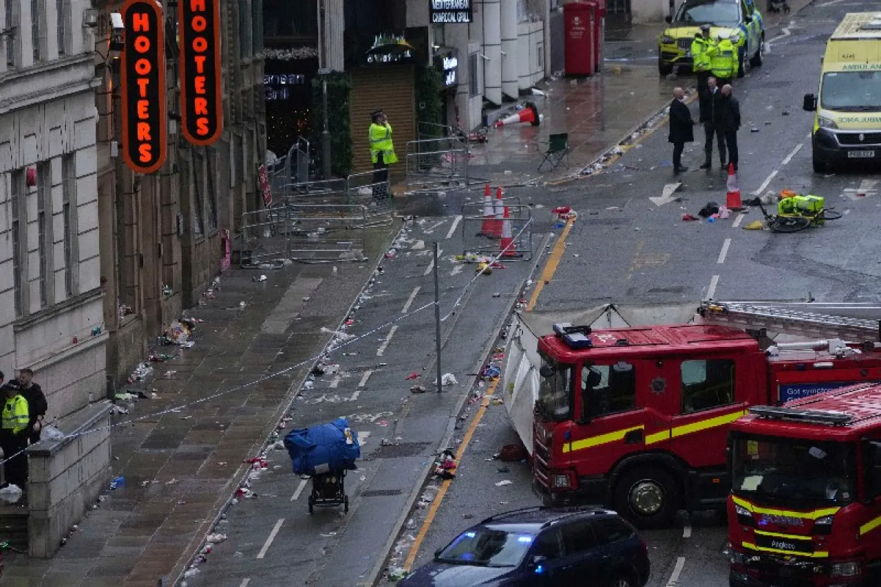 Video: Auto embiste a multitud en festejos del Liverpool