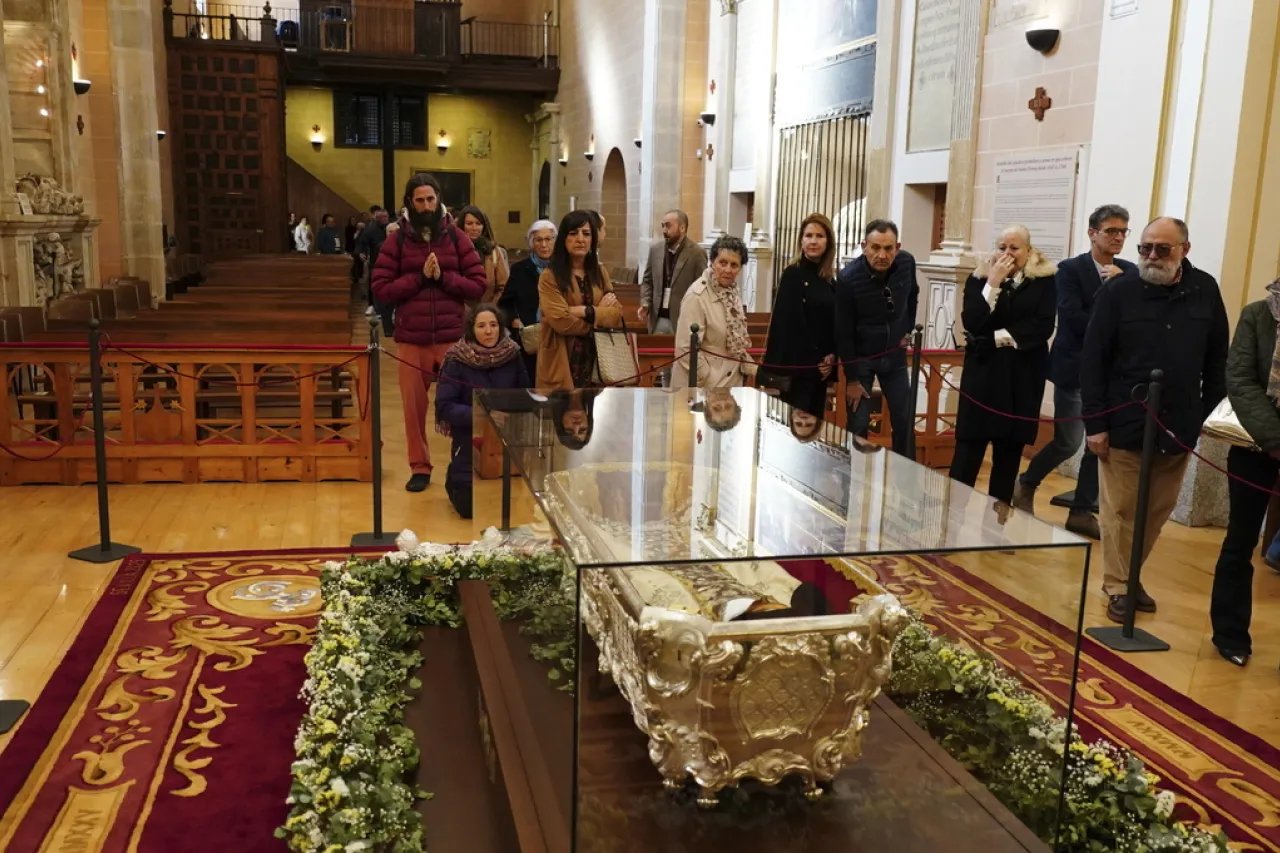 Miles de fieles acuden a ver los restos de una santa española muerta en 1582