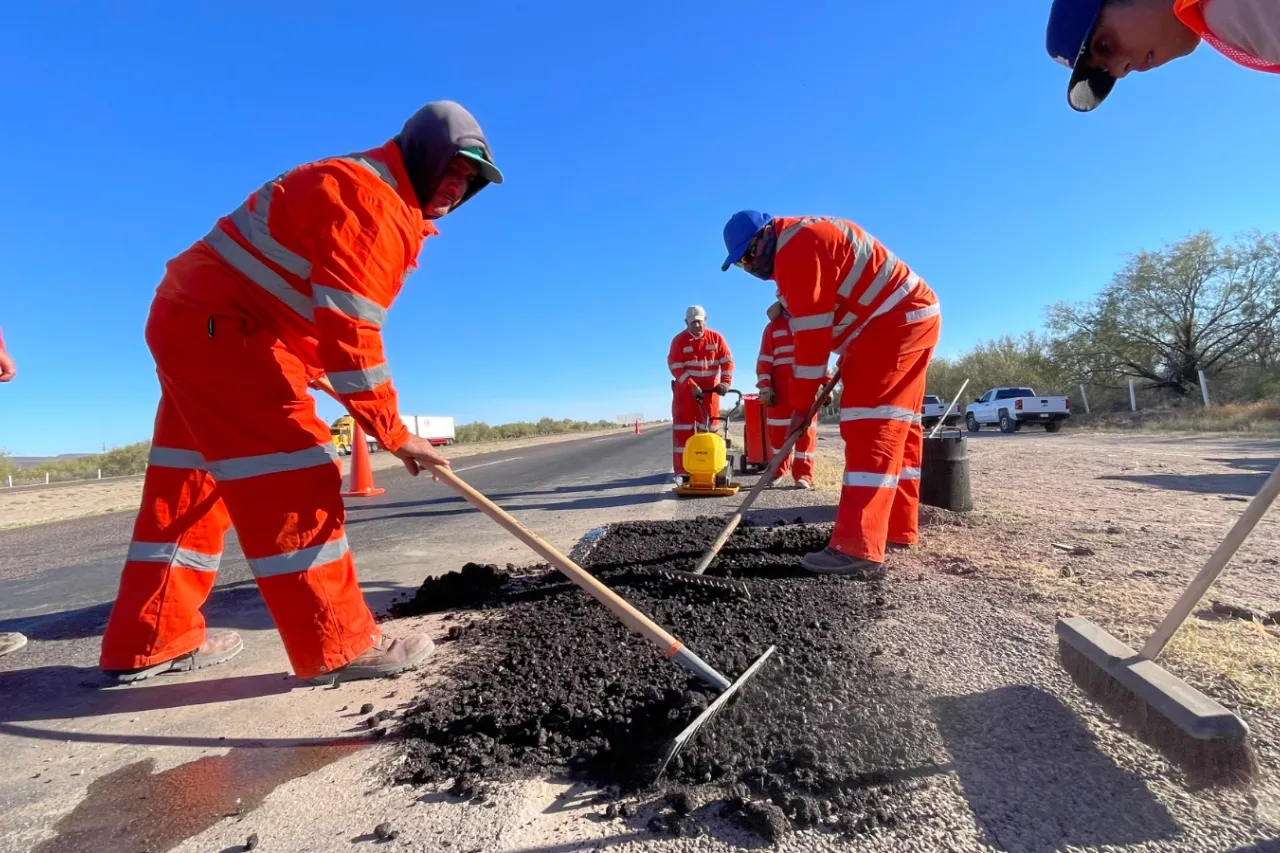 Dan mantenimiento a más de 56 mil m2 de carreteras estatales