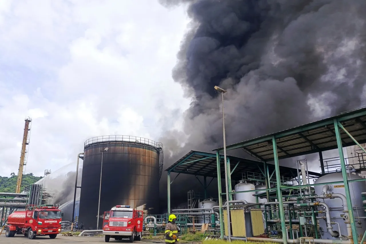 Incendio se desata en mayor refinería de Ecuador